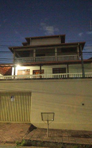 Casa à venda com 335m², 4 quartos e 9 vagasFachada