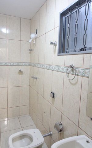 Casa à venda com 335m², 4 quartos e 9 vagasBanheiro 2