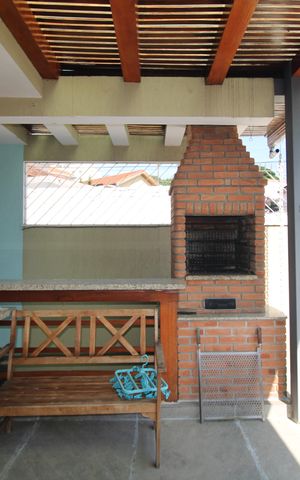 Casa à venda com 200m², 3 quartos e 5 vagasSala - Varanda
