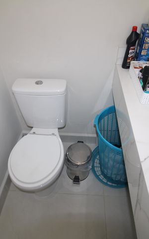 Casa à venda com 200m², 3 quartos e 5 vagasQuarto 1 - Banheiro