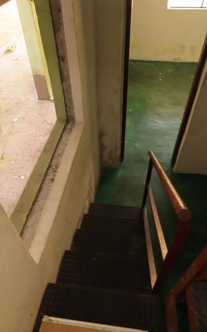 Casa à venda com 100m², 2 quartos e 3 vagasEscada para o piso inferior
