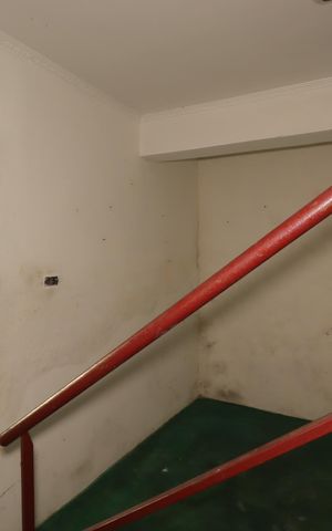 Casa à venda com 100m², 2 quartos e 3 vagasEscada para o piso inferior