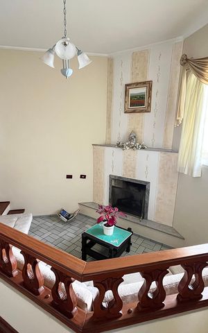 Casa à venda com 239m², 3 quartos e 2 vagas Casa à venda com 239m², 3 quartos e 2 vagasSala
