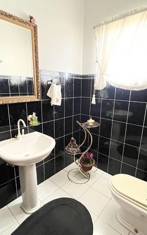 Casa à venda com 239m², 3 quartos e 2 vagas Casa à venda com 239m², 3 quartos e 2 vagasLavabo