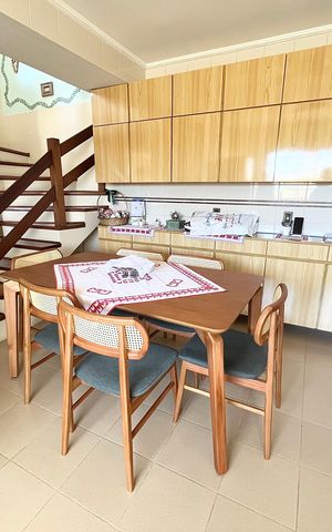 Casa à venda com 239m², 3 quartos e 2 vagas Casa à venda com 239m², 3 quartos e 2 vagasCozinha