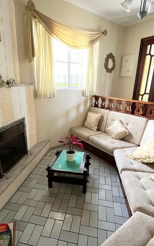 Casa à venda com 239m², 3 quartos e 2 vagas Casa à venda com 239m², 3 quartos e 2 vagasSala