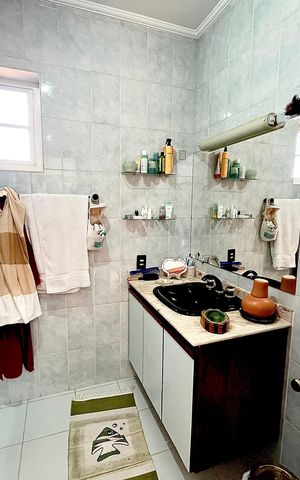 Casa à venda com 239m², 3 quartos e 2 vagas Casa à venda com 239m², 3 quartos e 2 vagasBanheiro suíte
