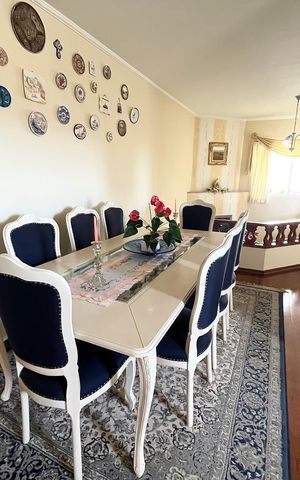 Casa à venda com 239m², 3 quartos e 2 vagas Casa à venda com 239m², 3 quartos e 2 vagasSala