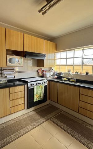 Casa à venda com 239m², 3 quartos e 2 vagas Casa à venda com 239m², 3 quartos e 2 vagasCozinha