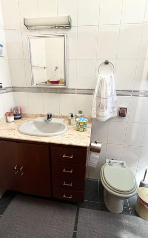 Casa à venda com 239m², 3 quartos e 2 vagas Casa à venda com 239m², 3 quartos e 2 vagasBanheiro