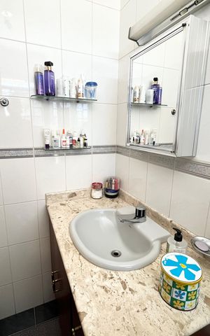 Casa à venda com 239m², 3 quartos e 2 vagas Casa à venda com 239m², 3 quartos e 2 vagasBanheiro