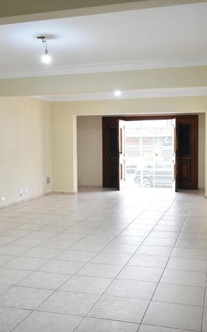 Casa à venda com 250m², 2 quartos e 2 vagasSala