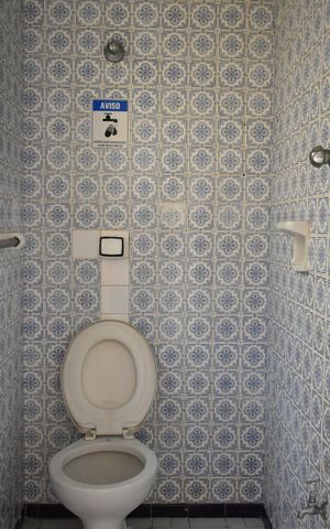 Casa à venda com 250m², 2 quartos e 2 vagasBanheiro externo