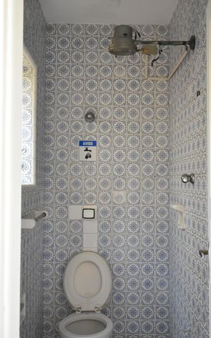 Casa à venda com 250m², 2 quartos e 2 vagasBanheiro externo