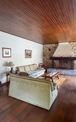 Casa à venda com 336m², 4 quartos e 7 vagasSala