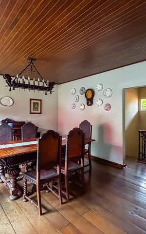 Casa à venda com 336m², 4 quartos e 7 vagasSala