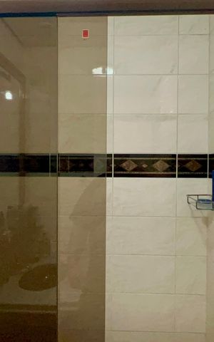 Casa de condomínio à venda com 450m², 3 quartos e 6 vagas Casa de condomínio à venda com 450m², 3 quartos e 6 vagasBanheiro da Suíte 2