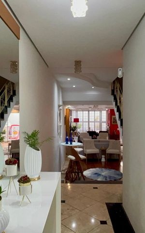 Casa de condomínio à venda com 450m², 3 quartos e 6 vagas Casa de condomínio à venda com 450m², 3 quartos e 6 vagasHall de entrada