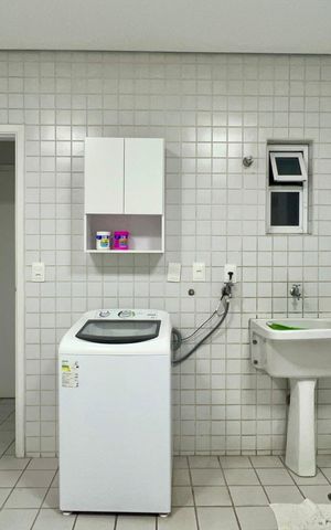 Casa de condomínio à venda com 450m², 3 quartos e 6 vagas Casa de condomínio à venda com 450m², 3 quartos e 6 vagasÁrea de Serviço