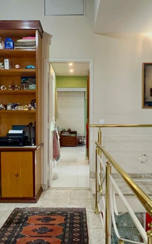 Casa de condomínio à venda com 450m², 3 quartos e 6 vagas Casa de condomínio à venda com 450m², 3 quartos e 6 vagasEscritório