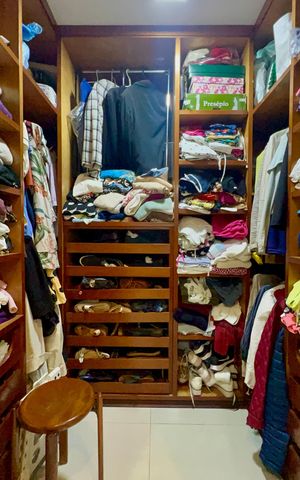 Casa de condomínio à venda com 450m², 3 quartos e 6 vagas Casa de condomínio à venda com 450m², 3 quartos e 6 vagasCloset da suíte 3