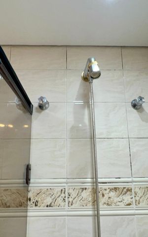 Casa de condomínio à venda com 450m², 3 quartos e 6 vagas Casa de condomínio à venda com 450m², 3 quartos e 6 vagasBanheiro da Suíte 3