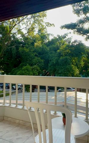 Casa de condomínio à venda com 450m², 3 quartos e 6 vagas Casa de condomínio à venda com 450m², 3 quartos e 6 vagasVaranda da suite 2