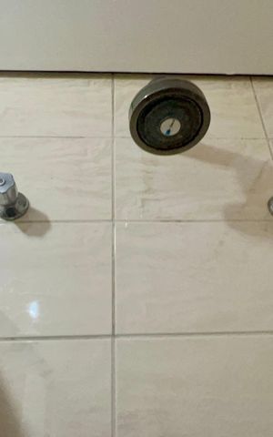 Casa de condomínio à venda com 450m², 3 quartos e 6 vagas Casa de condomínio à venda com 450m², 3 quartos e 6 vagasBanheiro da Suíte 2