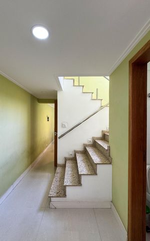 Casa à venda com 284m², 2 quartos e 2 vagas Casa à venda com 284m², 2 quartos e 2 vagasSala