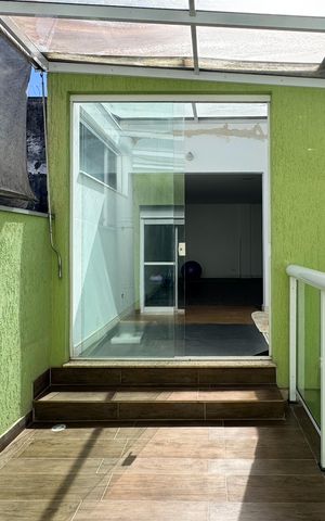 Casa à venda com 284m², 2 quartos e 2 vagas Casa à venda com 284m², 2 quartos e 2 vagasVaranda