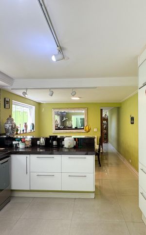 Casa à venda com 284m², 2 quartos e 2 vagas Casa à venda com 284m², 2 quartos e 2 vagasCozinha