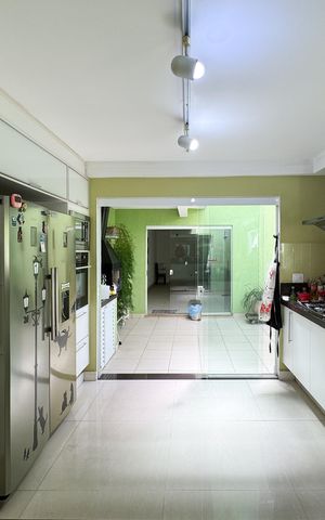 Casa à venda com 284m², 2 quartos e 2 vagas Casa à venda com 284m², 2 quartos e 2 vagasCozinha