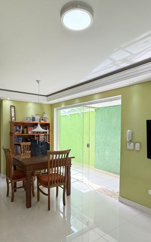 Casa à venda com 284m², 2 quartos e 2 vagas Casa à venda com 284m², 2 quartos e 2 vagasSala