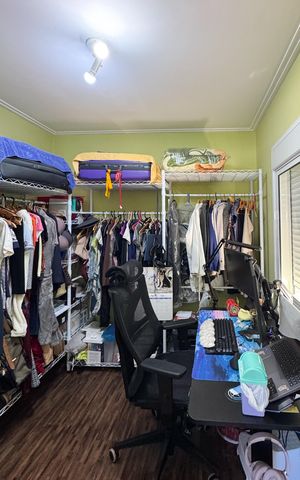 Casa à venda com 284m², 2 quartos e 2 vagas Casa à venda com 284m², 2 quartos e 2 vagasCloset - Suíte 1