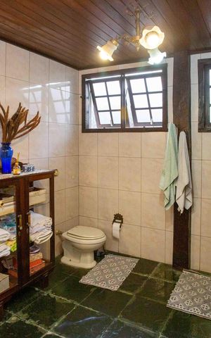 Casa à venda com 660m², 5 quartos e 8 vagasBanheiro 1