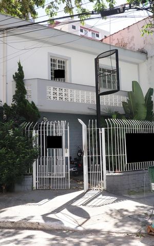 Casa à venda com 221m², 6 quartos e 1 vagaFachada