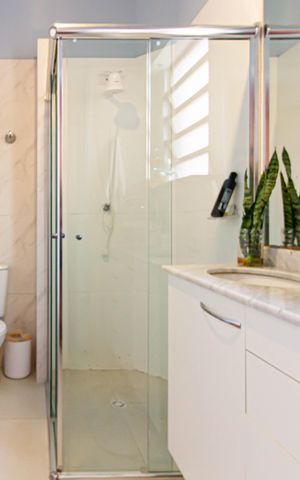 Casa à venda com 120m², 2 quartos e 2 vagas Casa à venda com 120m², 2 quartos e 2 vagasBanheiro