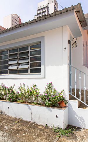 Casa à venda com 120m², 2 quartos e 2 vagas Casa à venda com 120m², 2 quartos e 2 vagasFachada