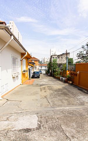 Casa à venda com 120m², 2 quartos e 2 vagas Casa à venda com 120m², 2 quartos e 2 vagasFachada