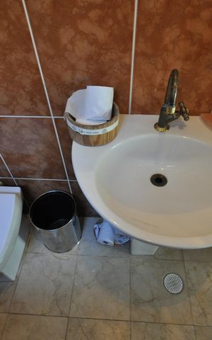 Casa à venda com 510m², 4 quartos e 6 vagasBanheiro da área do salão de festas