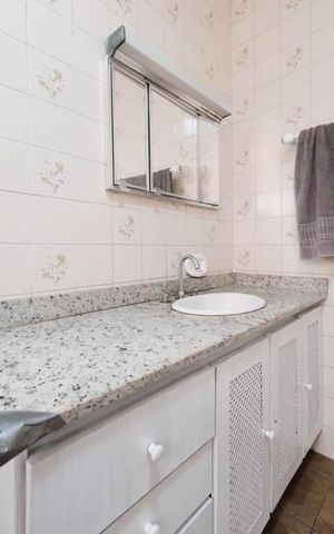 Casa à venda com 300m², 6 quartos e 6 vagasBanheiro