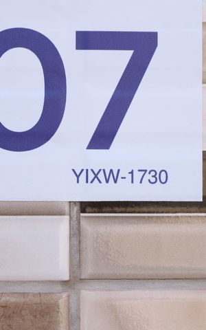 Apartamento à venda com 52m², 2 quartos e 1 vagaPlaca instalada na fachada do condomínio - Código da placa: YIXW-1730
