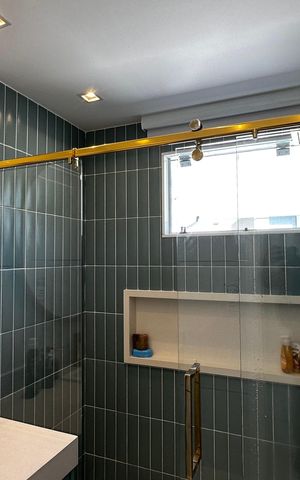 Casa de condomínio para alugar com 400m², 4 quartos e 5 vagas Casa de condomínio para alugar com 400m², 4 quartos e 5 vagasBanheiro da Suíte 1