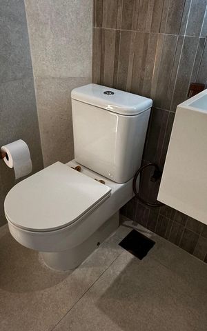 Casa de condomínio para alugar com 400m², 4 quartos e 5 vagas Casa de condomínio para alugar com 400m², 4 quartos e 5 vagasBanheiro externo