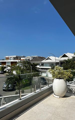 Casa de condomínio para alugar com 400m², 4 quartos e 5 vagas Casa de condomínio para alugar com 400m², 4 quartos e 5 vagasVaranda da Suíte