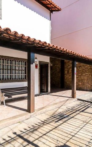 Casa à venda com 250m², 3 quartos e 4 vagas Casa à venda com 250m², 3 quartos e 4 vagasVaranda da fente