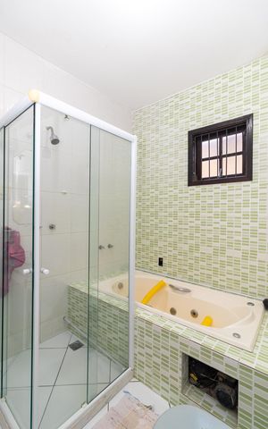 Casa à venda com 330m², 3 quartos e 4 vagas Casa à venda com 330m², 3 quartos e 4 vagasBanheiro da Suíte 1