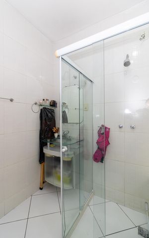 Casa à venda com 330m², 3 quartos e 4 vagas Casa à venda com 330m², 3 quartos e 4 vagasBanheiro da Suíte 1