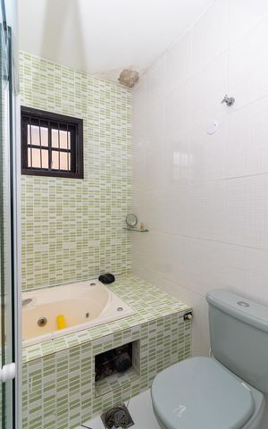 Casa à venda com 330m², 3 quartos e 4 vagas Casa à venda com 330m², 3 quartos e 4 vagasBanheiro da Suíte 1