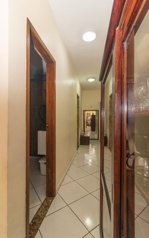 Casa à venda com 330m², 3 quartos e 4 vagas Casa à venda com 330m², 3 quartos e 4 vagasCorredor